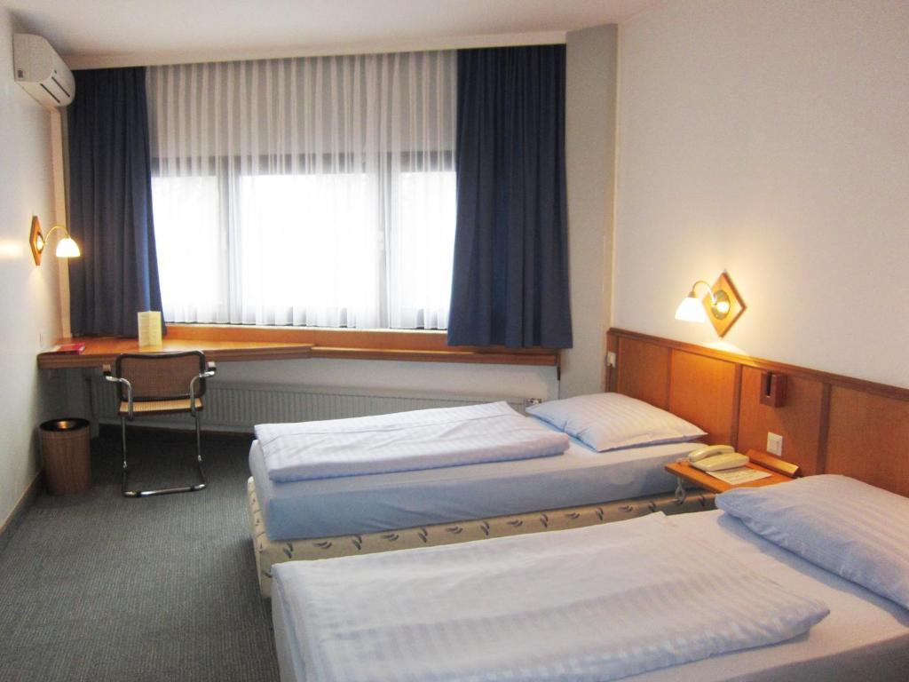 Hotel Corvinus Wiener Neustadt Zimmer foto